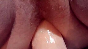 Lahko preneseš anal za anal? Najprej jebem njeno rit, potem mi jo ona z velikim dildom in kupom sperme