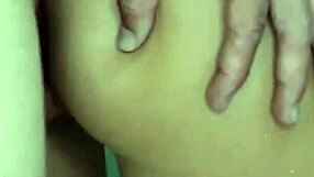 sexo selvagem no chuveiro com gozada na boca e banho de porra