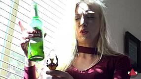 Vaalea jättiläinen nainen nauttii leluista ja ilmapalloista