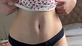 i watch this cute girl masturbating with dildo and feel so turned on maiskii