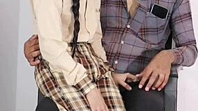 Šolarka dražena z učiteljevim velikim kurcem, grobo jebanje v učilnici s tesno pičko