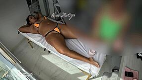 usei um biquíni todo socado na bucetinha para fazer uma massagem deliciosa