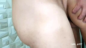 sexo selvagem no chuveiro com gozada na boca e banho de porra