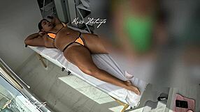 usei um biquíni todo socado na bucetinha para fazer uma massagem deliciosa