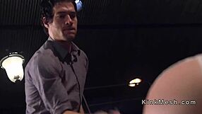 Blondes røv pisket så anal kneppet i bondage.