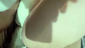 Lahko preneseš anal za anal? Najprej jebem njeno rit, potem mi jo ona z velikim dildom in kupom sperme