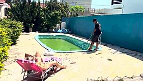 Esperei o Marido Sair para Dar pro Limpador de Piscina Completo no Red e Sheer