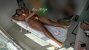 usei um biquíni todo socado na bucetinha para fazer uma massagem deliciosa