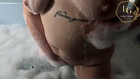 Pyöreä Lexie Grants rentoutuu kylppärissä pillun kanssa