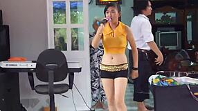 vietnam girl dancing at wedding
