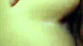 pensé que era mi marido quien me estaba follando cuando llegó a casa del bar pero trajo a su mejor amigo y se metió en mi cama