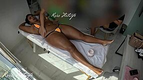 usei um biquíni todo socado na bucetinha para fazer uma massagem deliciosa