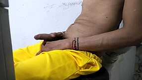 un latino en chaleur sort sa grosse bite pour la voisine