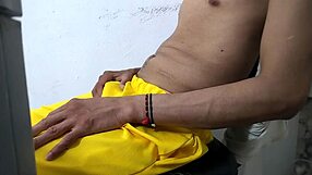 un latino en chaleur sort sa grosse bite pour la voisine