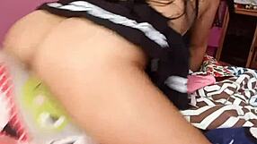 me encanta cabalgar mi almohada y tocarme mi vagina rosadita