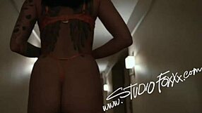 Meeting a model in the hotel hallway leads to ass worshiping and banging