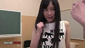 Drobná holka vášnivě prosí o víc v školní fantazii s hračkami