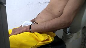 un latino en chaleur sort sa grosse bite pour la voisine