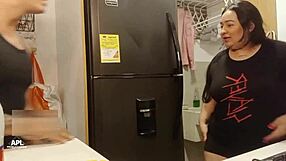 me follo a la esposa de mi hermanastro en la cocina parte 1
