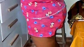 Pelada passando hidratante shows big ass and pussy in public