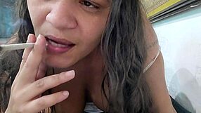 fumando cigarro fiquei molhada