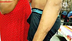 indian desi malkin ne naukar se chudwaya