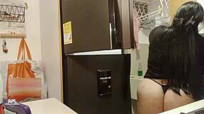 me follo a la esposa de mi hermanastro en la cocina parte 1