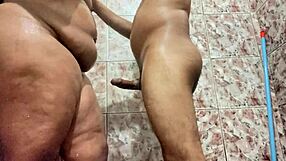 fodo minha vizinha no banho, gozei na bunda dela 😈 completo no red!