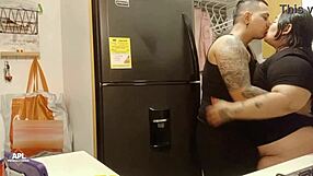 me follo a la esposa de mi hermanastro en la cocina parte 1