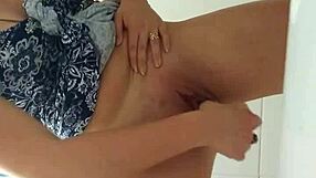 Novinha se masturbando no trabalho