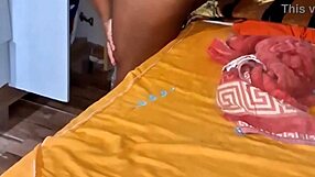 Pelada passando hidratante shows big ass and pussy in public