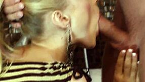 Žena radi stripiz dok muž kupa u kupatilu