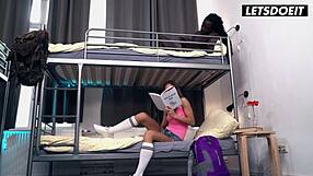 Sarah Kay najde popoln bbc za testiranje svojih spolnih spretnosti v poželjivem hostlu