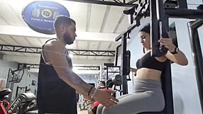 personal da academia oferece ajuda a aluna e ele vai a sua casa lhe dar uma aula particular