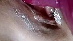 the jugos de placer are squirting during the lesbian masturbation session with intense pleasure