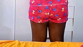 Pelada passando hidratante shows big ass and pussy in public