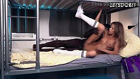 Sarah Kay najde popoln bbc za testiranje svojih spolnih spretnosti v poželjivem hostlu