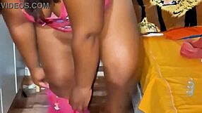 Pelada passando hidratante shows big ass and pussy in public