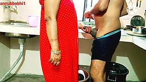 indian desi malkin ne naukar se chudwaya