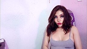 Masturbandome en un rincon mientras estoy sola en casa 😏