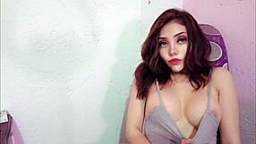 Masturbandome en un rincon mientras estoy sola en casa 😏