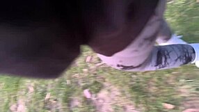 Queria orinar en el bosque y convenci a mi amiga para video porno, casi nos pillan a medio palo.