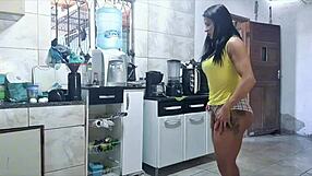 Ele n�o aguenta de tesao ao me ver na cozinha!