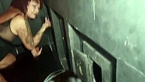 Levei Meia Irma Para Conhecer Cabine de Gloryhole