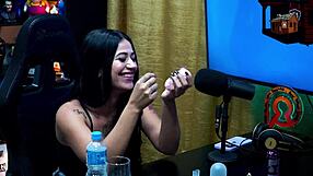 Novinha evaluates Ruan's cock and strips in podcast