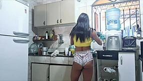 Ele n�o aguenta de tesao ao me ver na cozinha!