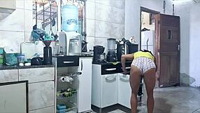 Ele n�o aguenta de tesao ao me ver na cozinha!