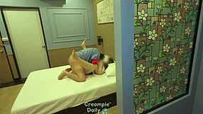 นักศึกษาสาวโดนไอ้ยามหื่นแอบงัดห้องบุกมาเย็ดคาหอพัก โดนแตกในเยิ้มๆ