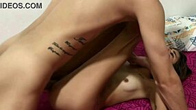 Sexy chica milf masturba y chupa una gran polla blanca para follar