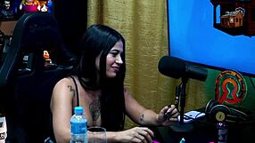 Novinha evaluates Ruan's cock and strips in podcast